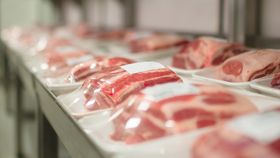 Avertismente precum cele de pe pachetele de țigări ar putea fi puse și pe caserolele cu carne. Ce părere au românii?